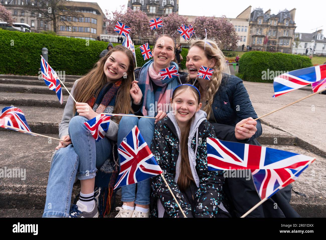 Edimburgo, Scozia, Regno Unito. 6 maggio 2023. Scene da Edimburgo il giorno dell'incoronazione di re Carlo III Le sorelle Hunt dalla Cornovaglia che guardano l'incoronazione dai West Princes Street Gardens. Iain Masterton/Alamy Live News Foto Stock