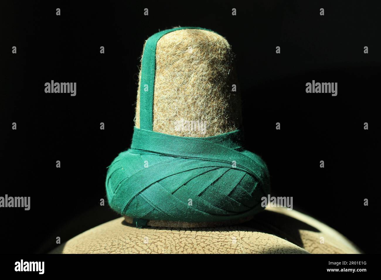 Il cappello indossato dai dervisci Mevlevi. Cappello in feltro marrone per dervisci Mevlevi. Questo cappello è chiamato un sikke. Foto Stock