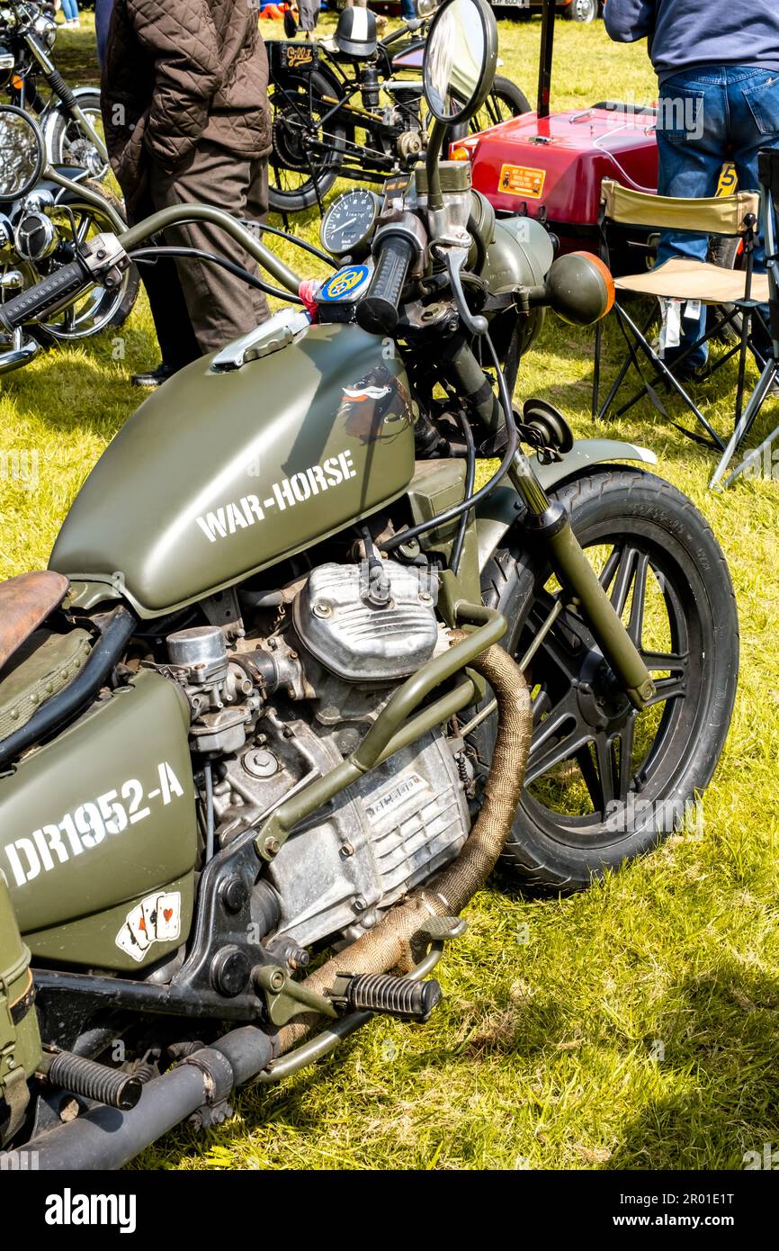 Earsham, Norfolk, Regno Unito – Aprile 30 2023. Motocicletta militare completamente restaurata WW2 in esposizione in un piccolo e locale spettacolo auto all'aperto Foto Stock