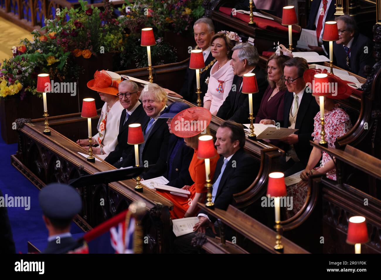 (Da sinistra a destra dalla fila posteriore) ex primi ministri Sir Tony Blair, Gordon Brown, David Cameron, Theresa May, Boris Johnson e Liz Truss con i loro partner prima dell'incoronazione di Re Carlo III e Regina Camilla all'Abbazia di Westminster, Londra. Data immagine: Sabato 6 maggio 2023. Foto Stock