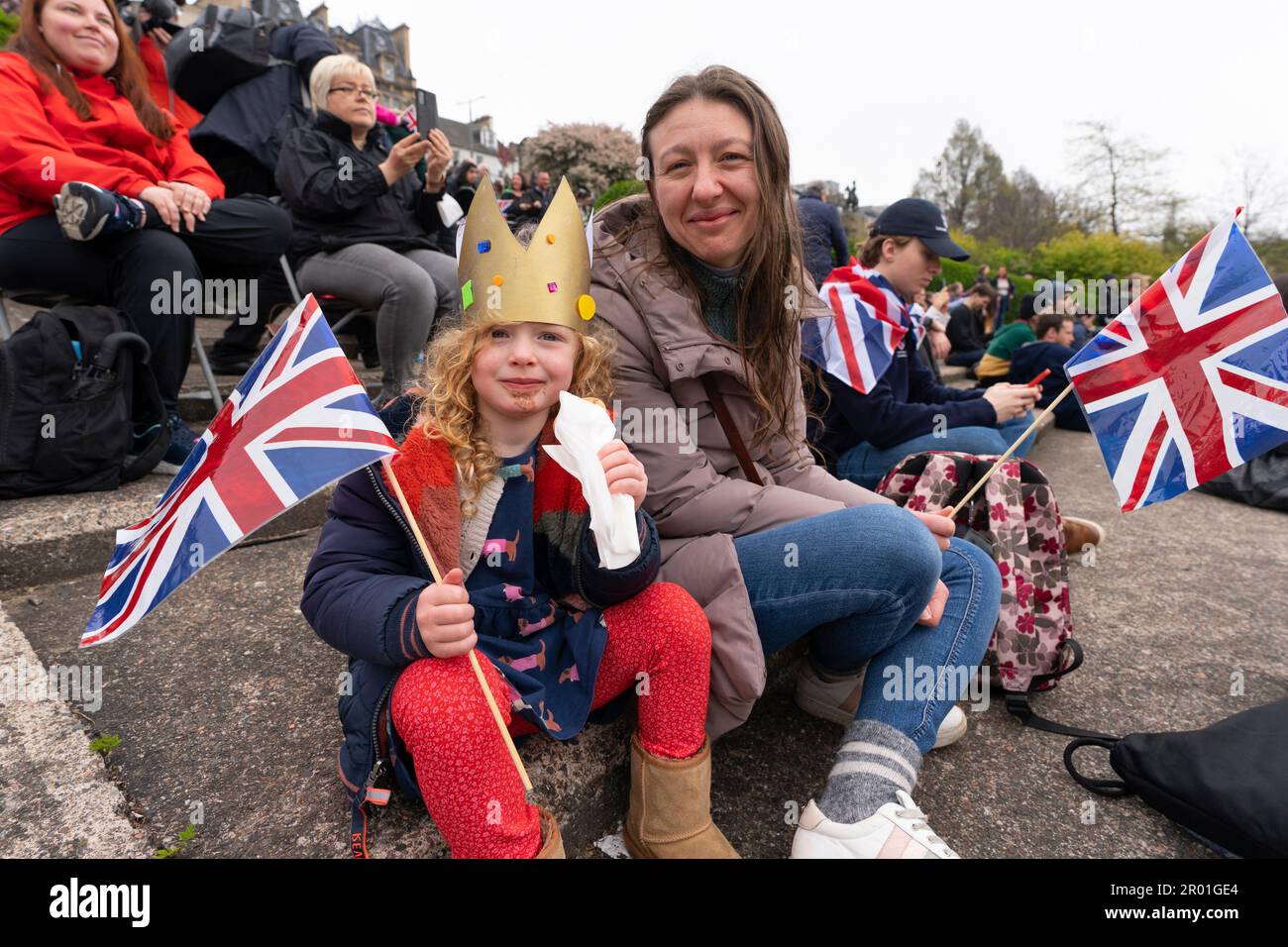 Edimburgo, Scozia, Regno Unito. 6 maggio 2023. Scene da Edimburgo il giorno dell'incoronazione di re Carlo III Membri del pubblico in West Princes Street Gardens, dove è stato eretto un grande schermo TV. Aleka e madre Ailsa da Edimburgo. Iain Masterton/Alamy Live News Foto Stock