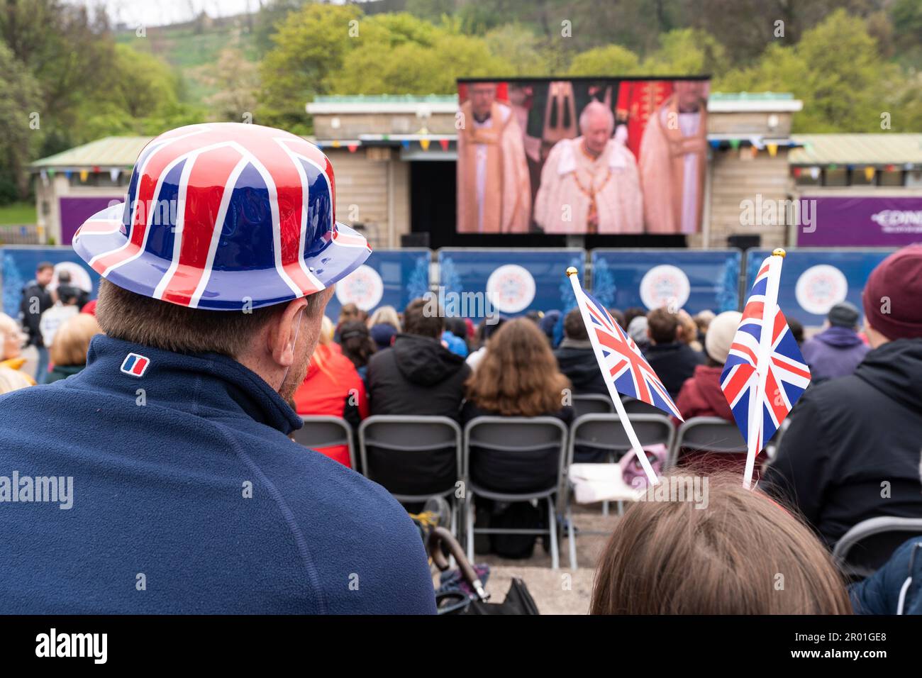 Edimburgo, Scozia, Regno Unito. 6 maggio 2023. Scene da Edimburgo il giorno dell'incoronazione di re Carlo III La folla guarda l'incoronazione sul grande schermo TV dei West Princes Street Gardens. Iain Masterton/Alamy Live News Foto Stock