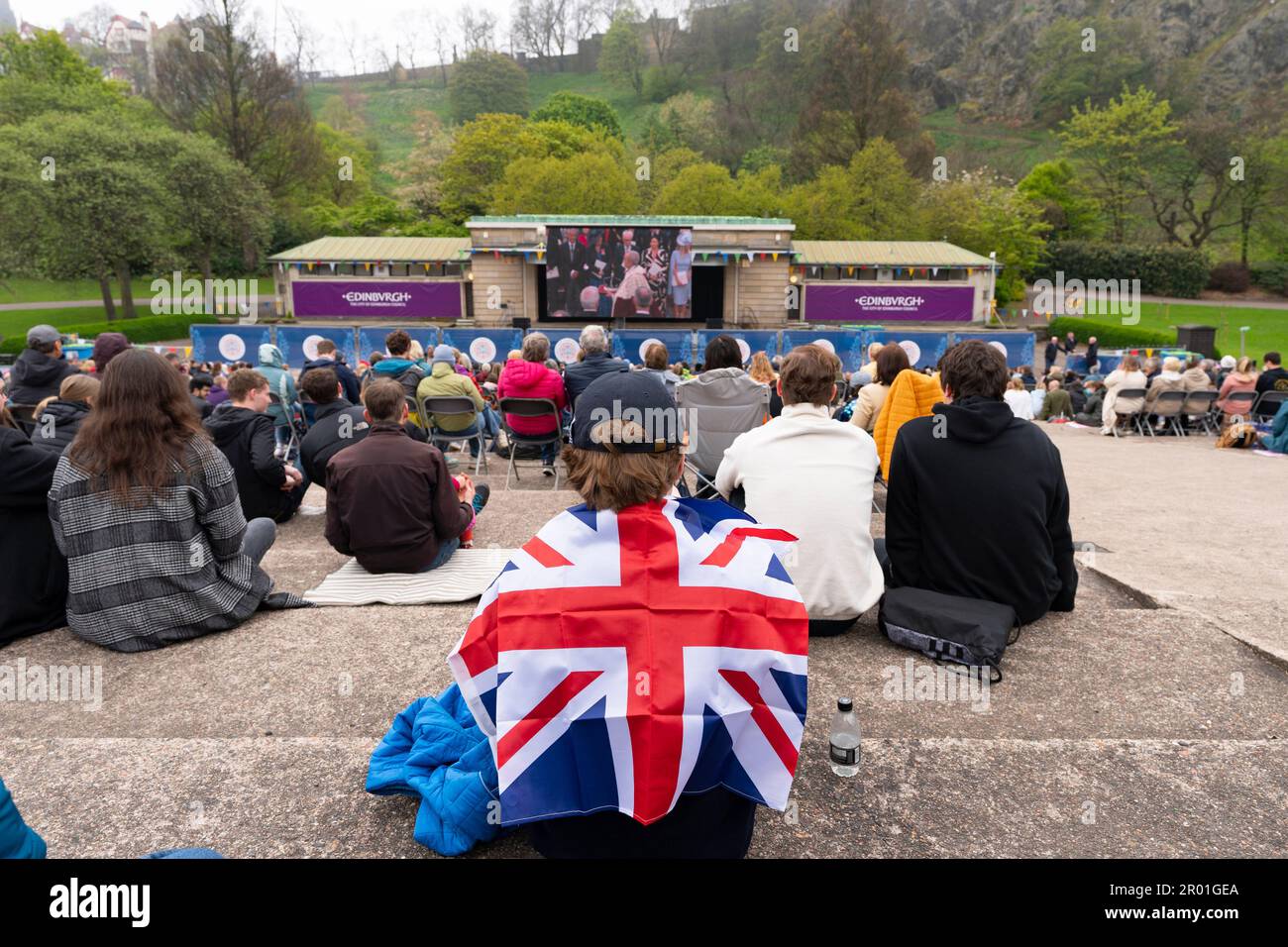Edimburgo, Scozia, Regno Unito. 6 maggio 2023. Scene da Edimburgo il giorno dell'incoronazione di re Carlo III La folla guarda l'incoronazione sul grande schermo TV dei West Princes Street Gardens. Iain Masterton/Alamy Live News Foto Stock