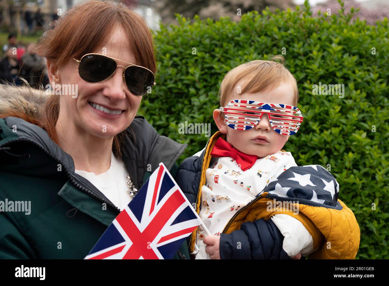 Edimburgo, Scozia, Regno Unito. 6 maggio 2023. Scene da Edimburgo il giorno dell'incoronazione di re Carlo III Membri del pubblico in West Princes Street Gardens, dove è stato eretto un grande schermo TV. Harris di un anno da Winchburgh nel Lothian occidentale indossa gli occhiali Union Jack.Iain Masterton/Alamy Live News Foto Stock