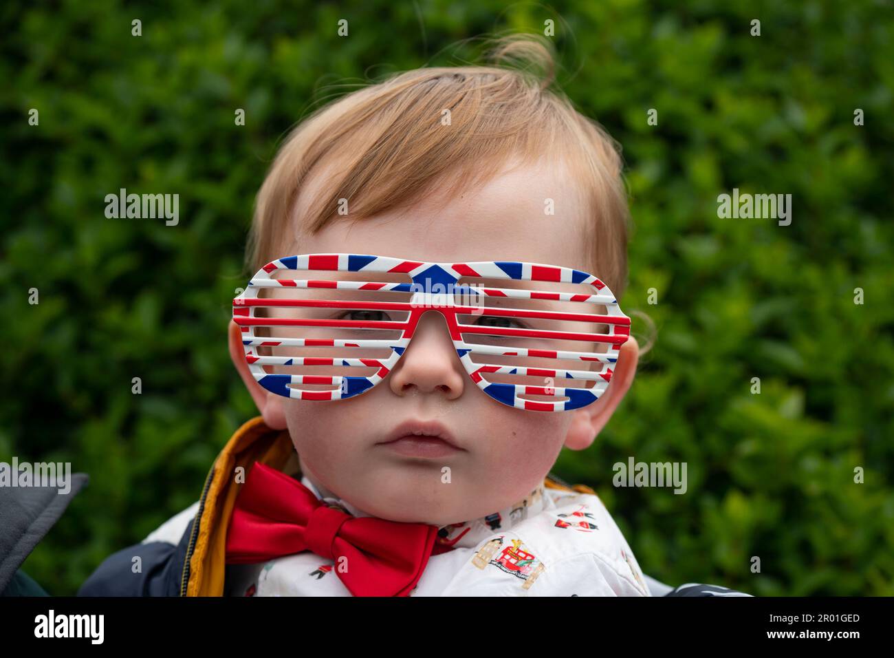 Edimburgo, Scozia, Regno Unito. 6 maggio 2023. Scene da Edimburgo il giorno dell'incoronazione di re Carlo III Membri del pubblico in West Princes Street Gardens, dove è stato eretto un grande schermo TV. Harris di un anno da Winchburgh nel Lothian occidentale indossa gli occhiali Union Jack.Iain Masterton/Alamy Live News Foto Stock