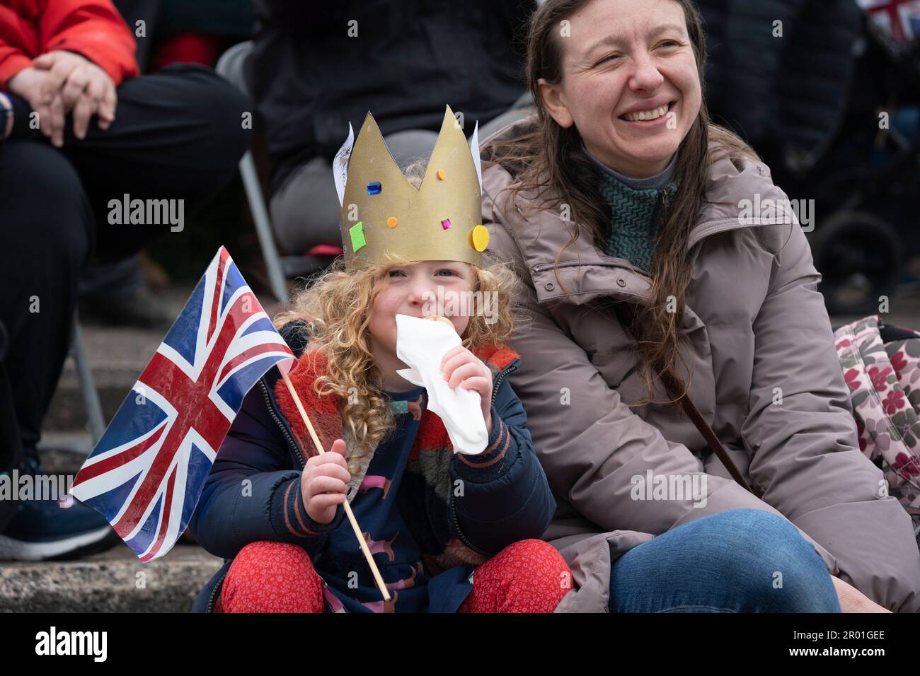 Edimburgo, Scozia, Regno Unito. 6 maggio 2023. Scene da Edimburgo il giorno dell'incoronazione di re Carlo III Membri del pubblico in West Princes Street Gardens, dove è stato eretto un grande schermo TV. Aleka e madre Ailsa da Edimburgo. Iain Masterton/Alamy Live News Foto Stock