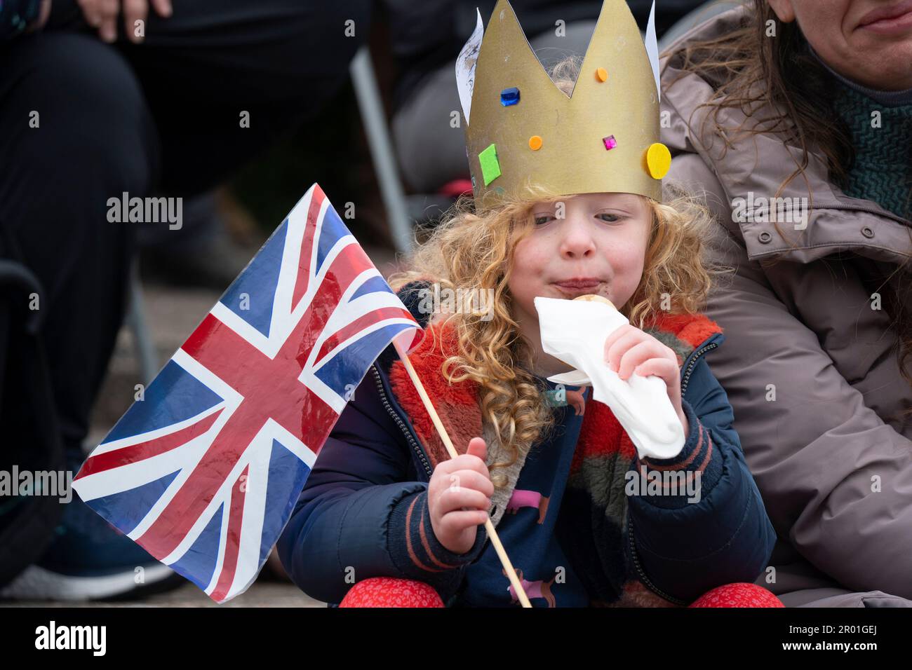 Edimburgo, Scozia, Regno Unito. 6 maggio 2023. Scene da Edimburgo il giorno dell'incoronazione di re Carlo III Membri del pubblico in West Princes Street Gardens, dove è stato eretto un grande schermo TV. Aleka di Edimburgo indossando la sua corona. Iain Masterton/Alamy Live News Foto Stock