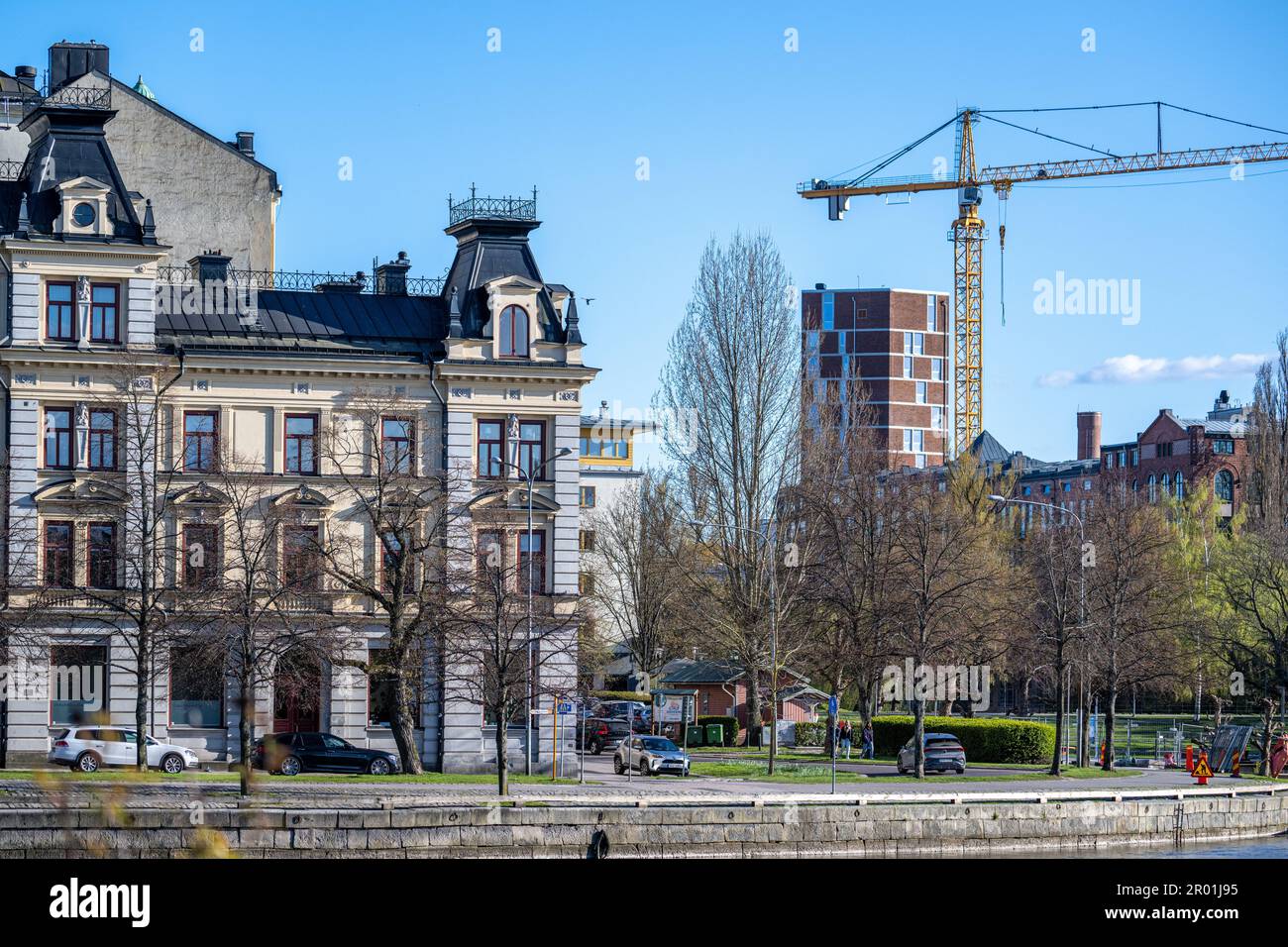 Edificio vintage e la moderna casa torre di Yllefabriken vista dal Parco Carl Johans durante la primavera a Norrköping, Svezia. Foto Stock