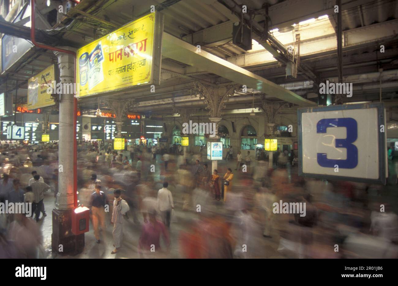 Persone all'interno del Mumbai Railway Station Hall o Chhatrapati Shivaji Terminus nel centro della città di Mumbai in India. India, Mumbai, marzo 1998 Foto Stock