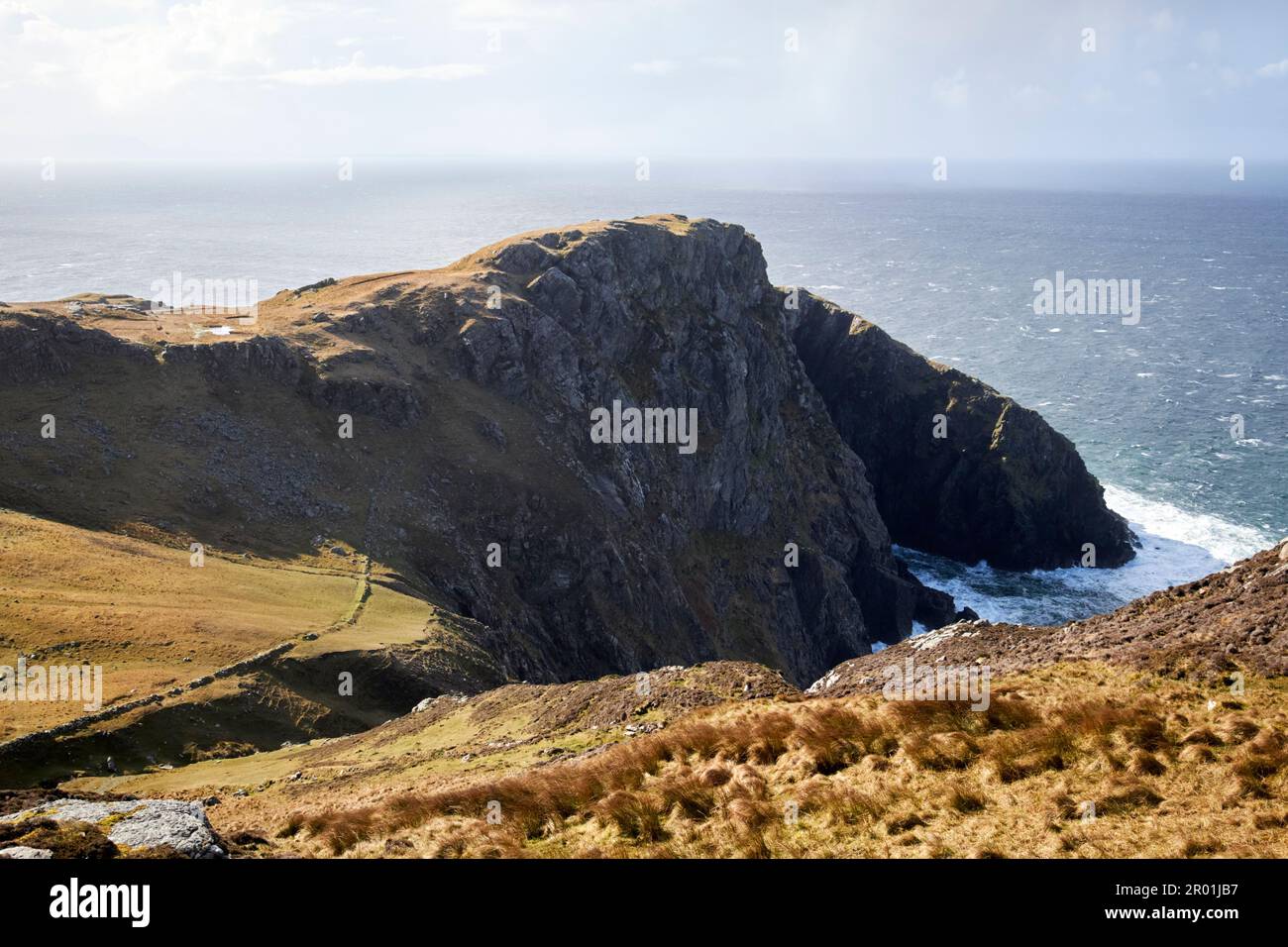 carrigan testa che domina l'atlantico vicino slieve lega contea donegal repubblica d'irlanda Foto Stock