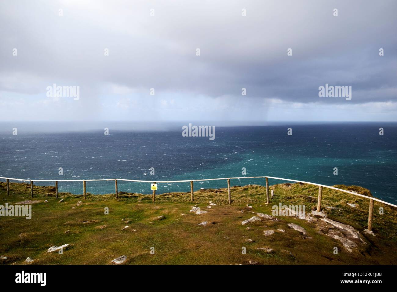 rainstorm arrivando dall'atlantico vicino alla contea di slieve lega donegal repubblica d'irlanda Foto Stock