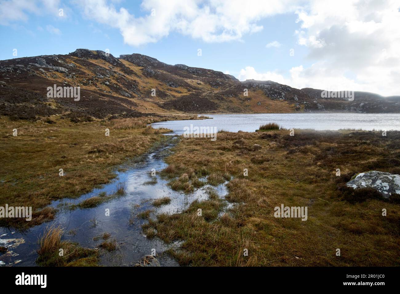 lago di montagna lough o'mulligan circondato da paludi con ruscello che parte vicino alla contea di slieve lega donegal repubblica d'irlanda Foto Stock