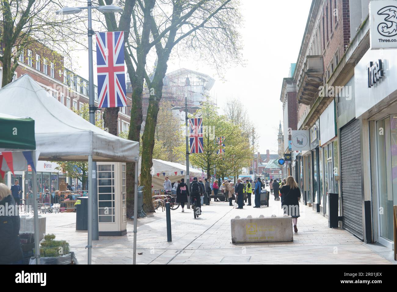 Hull, East Riding dello Yorkshire. 6 maggio 2023. Hull City Centre ha celebrato l'incoronazione di re Carlo in stile oggi, la città è stata un lavaggio di rosso, bianco e blu. Gli eventi si sono svolti in Queen Victoria Square, King Edward St e Beverley Gate, con l'incoronazione mostrata su grandi schermi intorno al centro della città. NELLA FOTO: BridgetCatterall/AlamyLiveNews Foto Stock