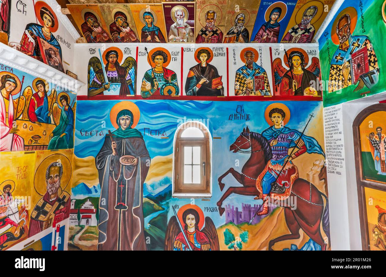 Immagini dei santi, nella Cappella di Sant'Ignazio, cappella stradale, macedone ortodossa, costruita nel 2019, a est di Prilep, Pelagonia, Macedonia settentrionale Foto Stock