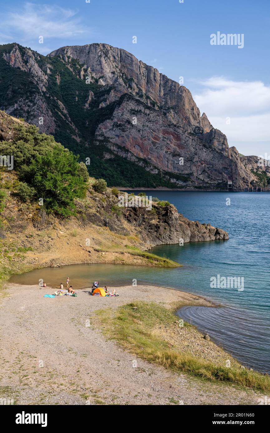 Bagnanti sulla spiaggia di Ermita de Santa Justa o San Clemente, Escales Reservoir, Noguera Ribagorzana, Huesca, Spagna. Foto Stock