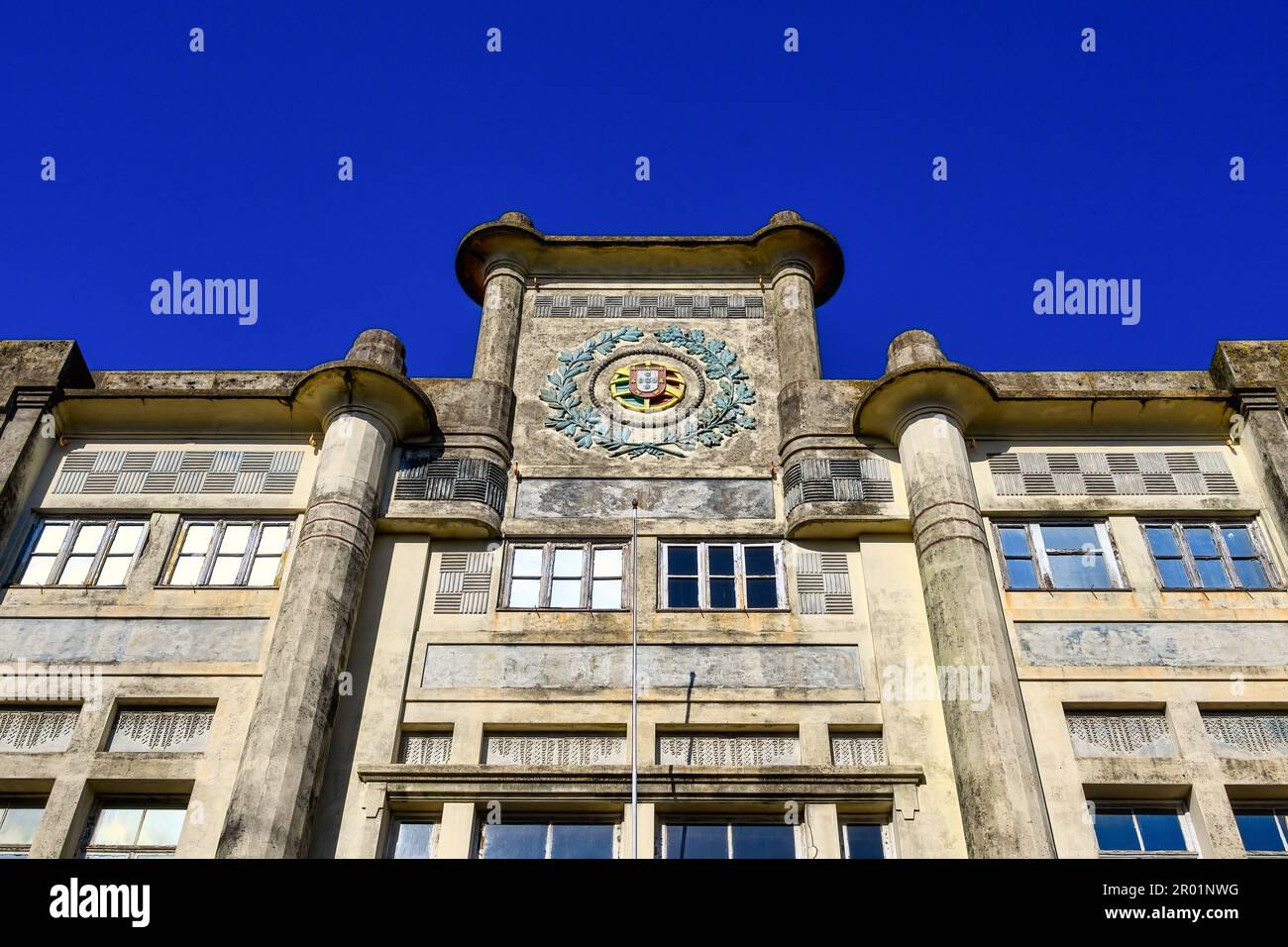 Porto, Portogallo - 26 aprile 2023: Ministero della Difesa. Vecchio edificio architettonico. La struttura è un patrimonio statale o patrimonio storico nella zona di Foto Stock