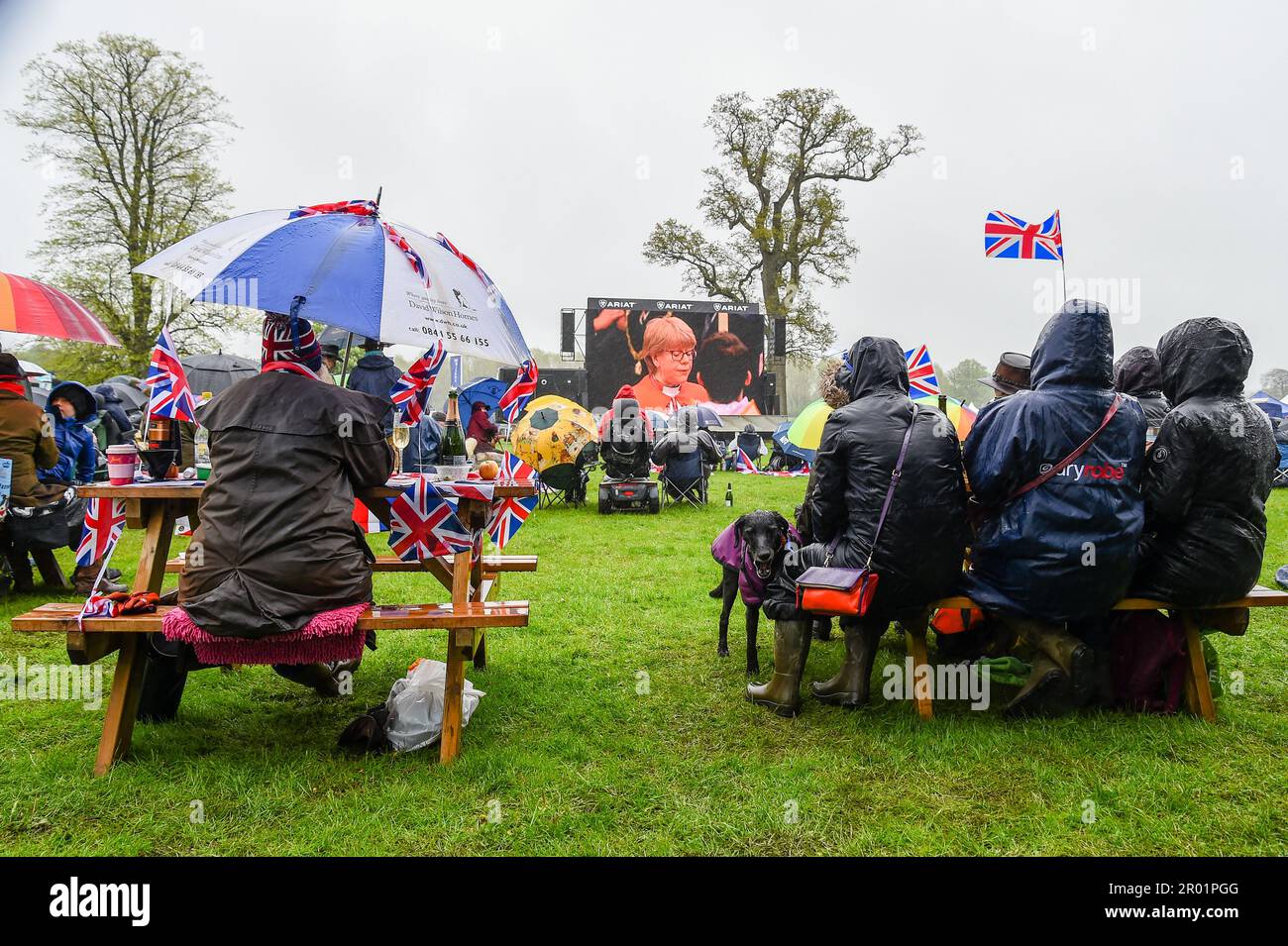 Badminton, Regno Unito. 6th maggio, 2023. Gli spettatori dei Badminton Horse Trials presentati da MARS Equestrian guardano l'incoronazione sugli schermi, nel parco di Badminton House nel villaggio di Badminton nel Gloucestershire, Regno Unito. Credit: Peter Nixon / Alamy Live News Foto Stock