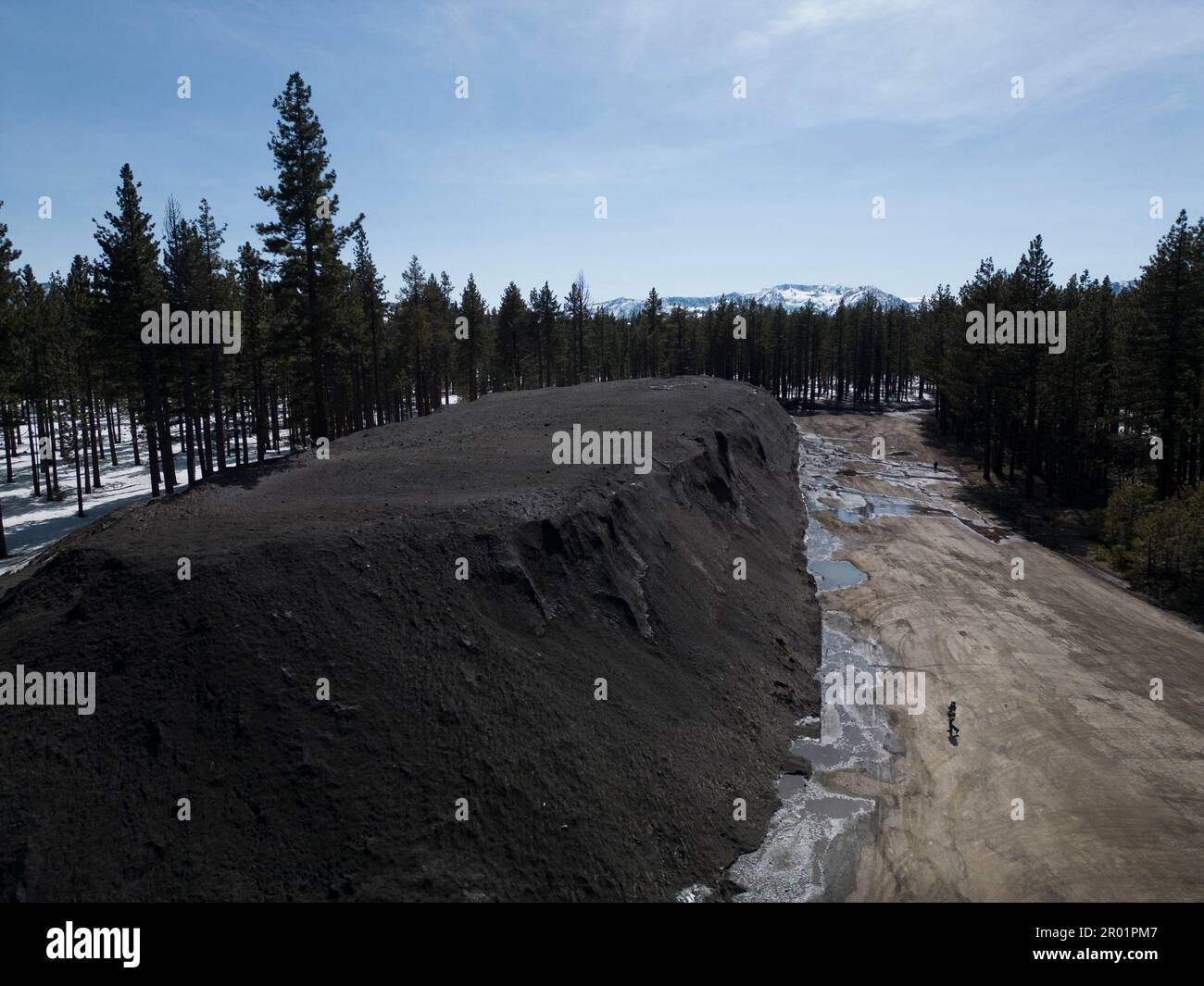 South Lake Tahoe, USA, 14 aprile 2023. Kim George, Fire Marshal per South Lake Tahoe Fire Rescue mentre l'inverno si scioglie a South Lake Tahoe, i danni del pesante inverno stanno entrando in fuoco: 20+ tetti crollati, 2 case esplose, un picco di ospedalizzazioni, e un sacco di lavoro avanti per riparare le strade e le infrastrutture della città. Paul Kuroda/Alamy Live News Foto Stock