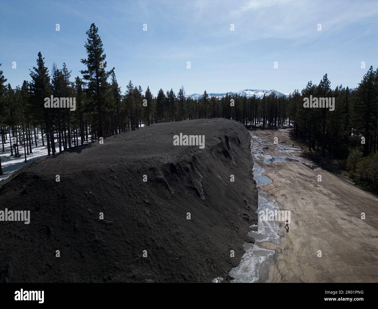 South Lake Tahoe, USA, 14 aprile 2023. Kim George, Fire Marshal per South Lake Tahoe Fire Rescue mentre l'inverno si scioglie a South Lake Tahoe, i danni del pesante inverno stanno entrando in fuoco: 20+ tetti crollati, 2 case esplose, un picco di ospedalizzazioni, e un sacco di lavoro avanti per riparare le strade e le infrastrutture della città. Paul Kuroda/Alamy Live News Foto Stock