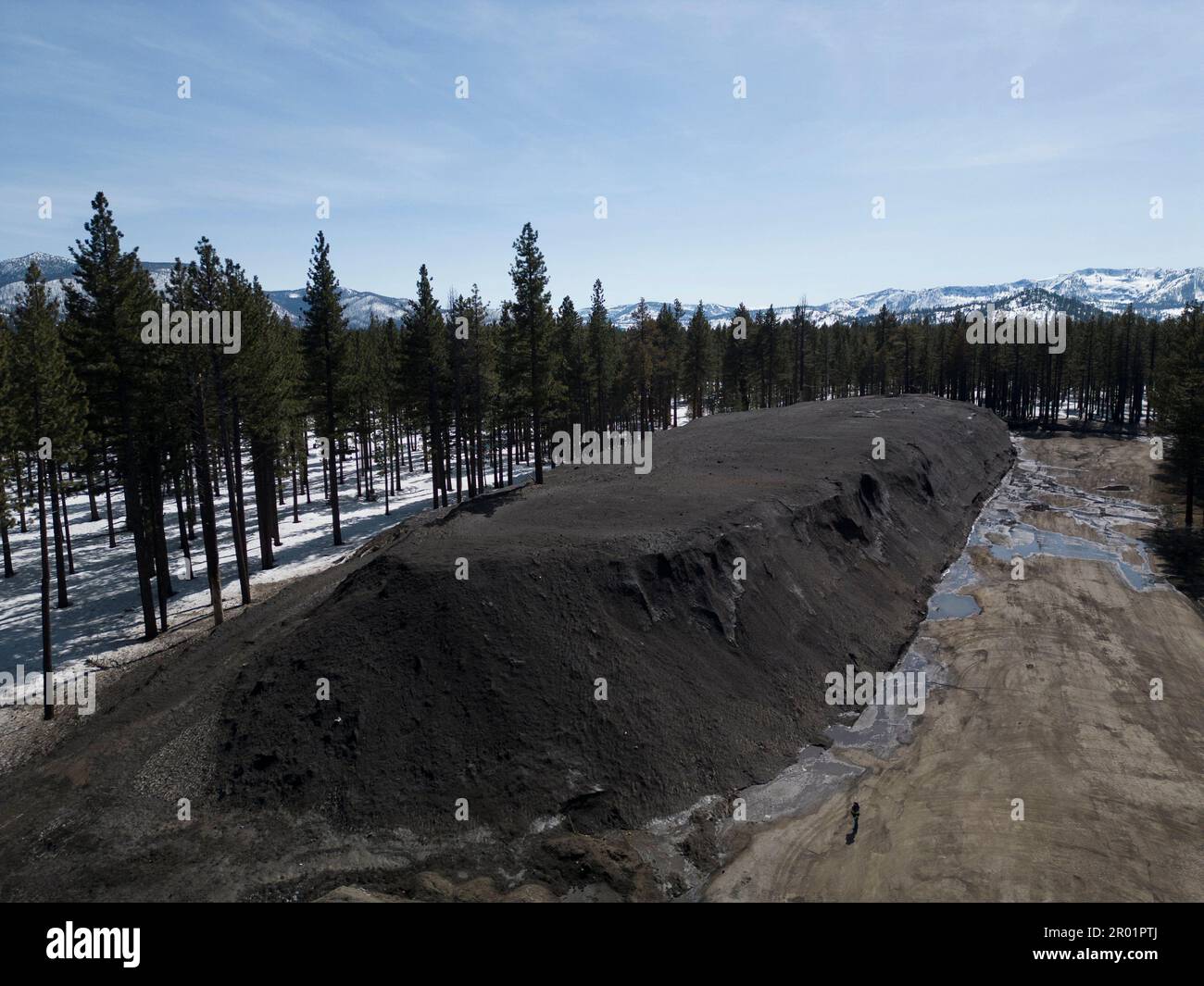 South Lake Tahoe, USA, 14 aprile 2023. Kim George, Fire Marshal per South Lake Tahoe Fire Rescue mentre l'inverno si scioglie a South Lake Tahoe, i danni del pesante inverno stanno entrando in fuoco: 20+ tetti crollati, 2 case esplose, un picco di ospedalizzazioni, e un sacco di lavoro avanti per riparare le strade e le infrastrutture della città. Paul Kuroda/Alamy Live News Foto Stock