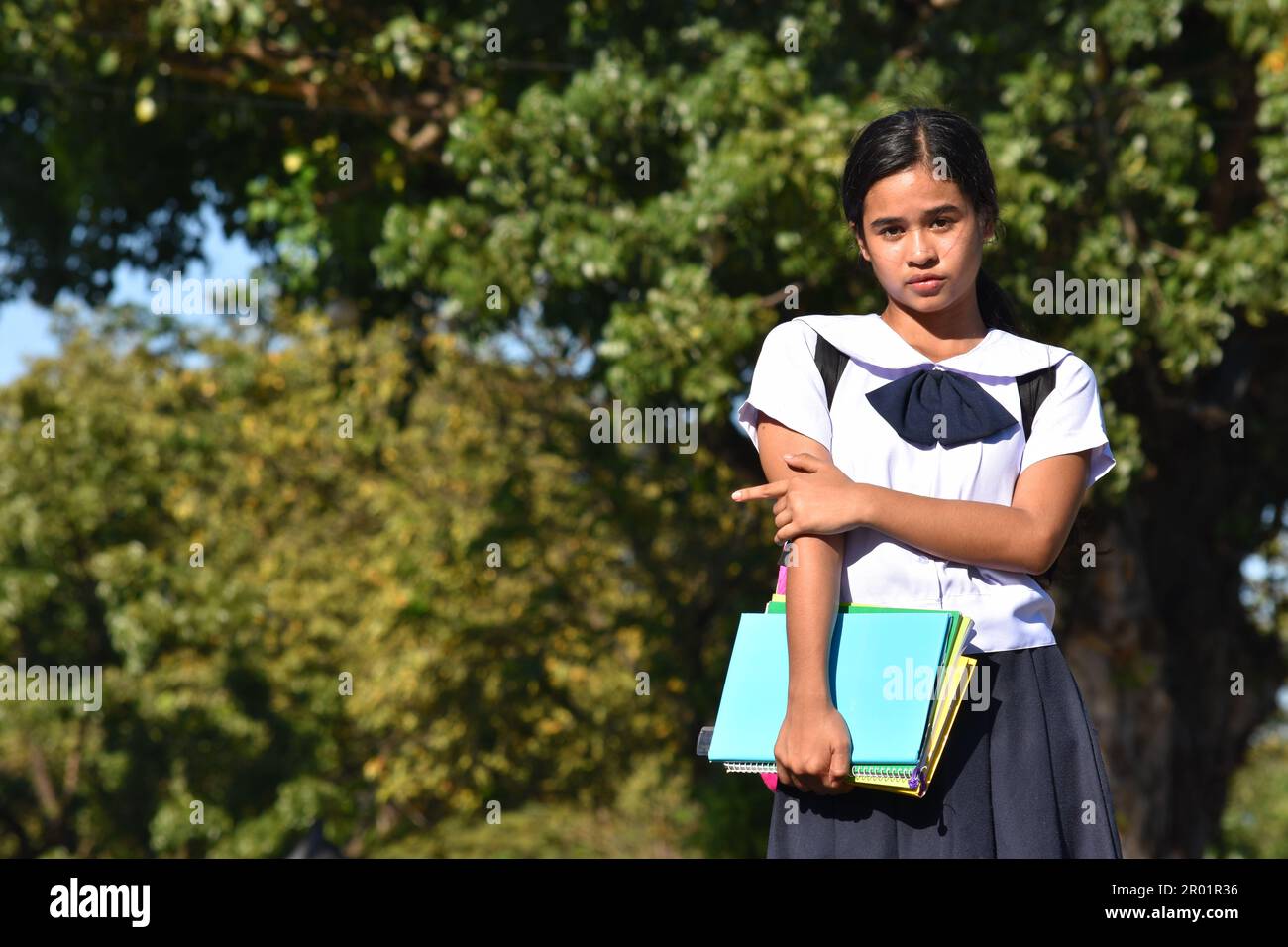 Ragazza della scuola e Shyness filippina che indossa l'uniforme della scuola Foto Stock