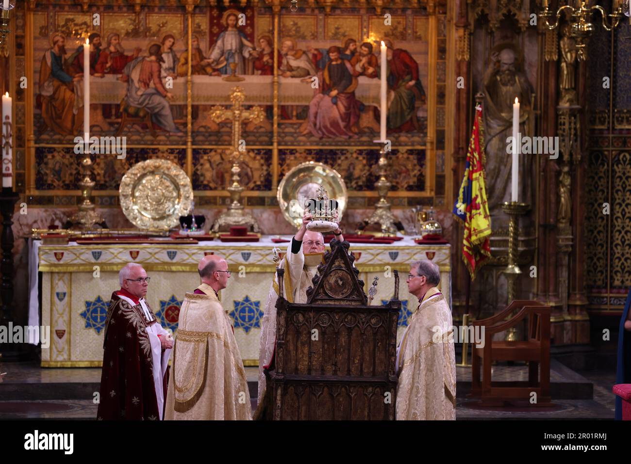 Re Carlo III è incoronato durante la sua incoronazione all'Abbazia di Westminster, Londra. Data immagine: Sabato 6 maggio 2023. Foto Stock