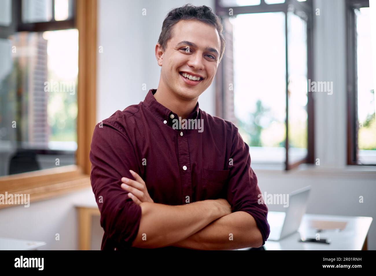 Lavorare sodo e sognare in grande. Ritratto di un giovane uomo d'affari in  un ufficio Foto stock - Alamy