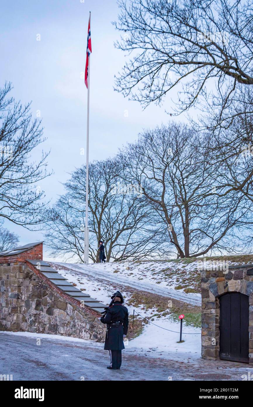 Guardie di fronte alla fortezza Akershus Festning Akerhus di Oslo, Norvegia. Foto Stock