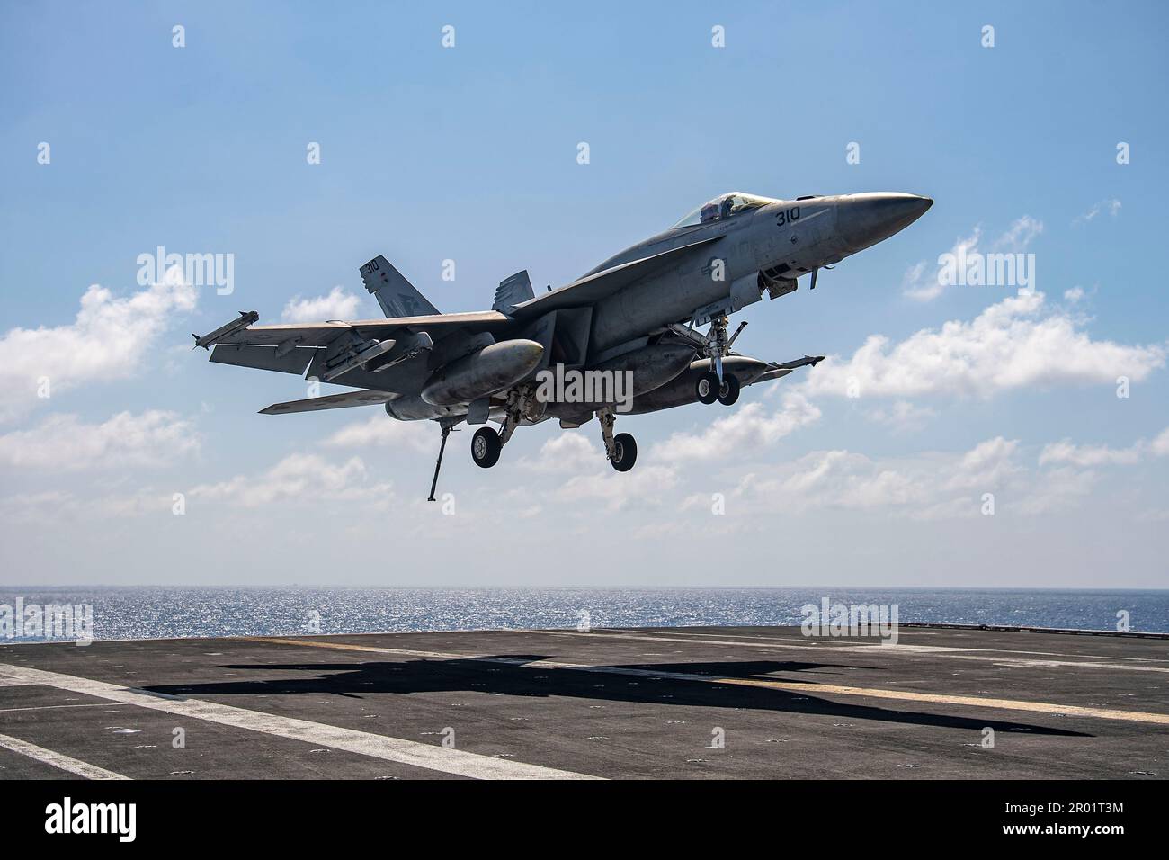 USS Nimitz, acque internazionali. 02 maggio, 2023. NEGLI STATI UNITI Navy F/A-18E Super Hornet Fighter Aircraft from the Kestrels of Strike Fighter Squadron 137, si avvicina per un atterraggio arrestato sul ponte di volo della portaerei di classe Nimitz USS Nimitz in corso di operazioni di routine, il 2 maggio 2023 nel Mar Cinese Meridionale. Credit: MC2 Justin McTaggart/US Navy Photo/Alamy Live News Foto Stock