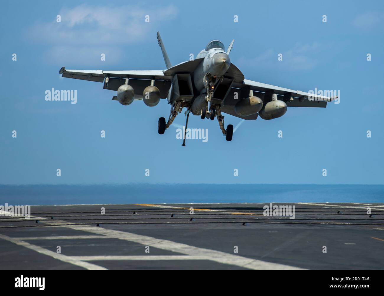 USS Nimitz, acque internazionali. 21 aprile 2023. NEGLI STATI UNITI Navy F/A-18E Super Hornet Fighter Aircraft from the Kestrels of Strike Fighter Squadron 137, si avvicina per un atterraggio arrestato sul ponte di volo della portaerei di classe Nimitz USS Nimitz in corso di operazioni di routine, il 21 aprile 2023 nel Mar Cinese Meridionale. Credit: MC2 Justin McTaggart/US Navy Photo/Alamy Live News Foto Stock