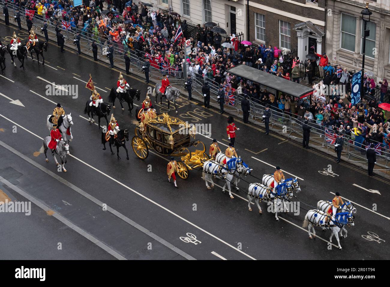 Il Diamond Jubilee state Coach, accompagnato dall'Escort of the Household Cavalry del Sovrano, viaggia nella processione del Re portando il Re Carlo III e la Regina Camilla alla loro cerimonia di incoronazione nel centro di Londra. Data immagine: Sabato 6 maggio 2023. Foto Stock