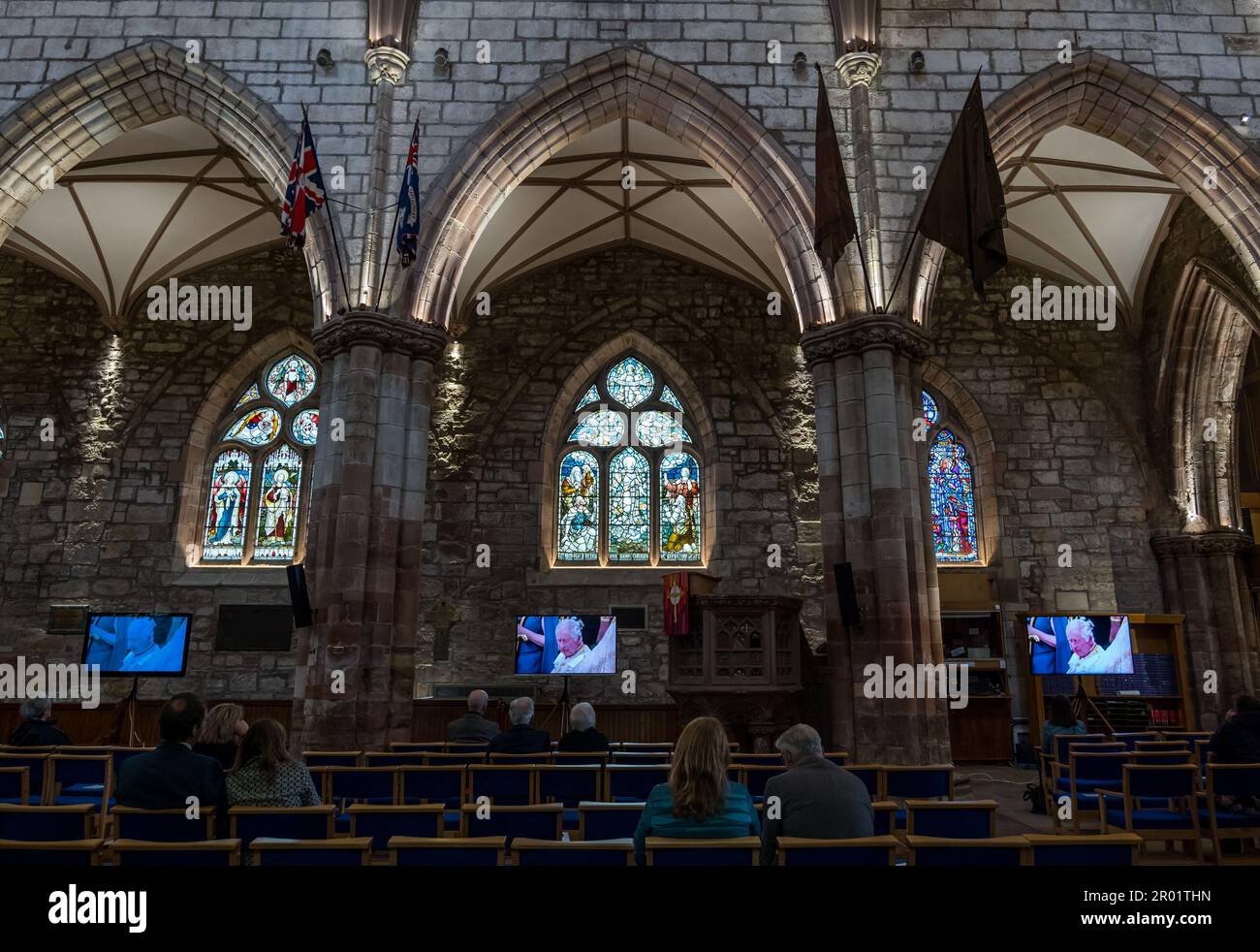 Haddington, East Lothian, Scozia, Regno Unito, 6th maggio 2023. Visione dell'incoronazione: I membri del pubblico sono invitati a guardare l'incoronazione sugli schermi televisivi nella storica chiesa di Santa Maria mentre la cerimonia per incoronare re Carlo II si svolge nell'Abbazia di Westminster. Credit: Sally Anderson/Alamy Live News Foto Stock