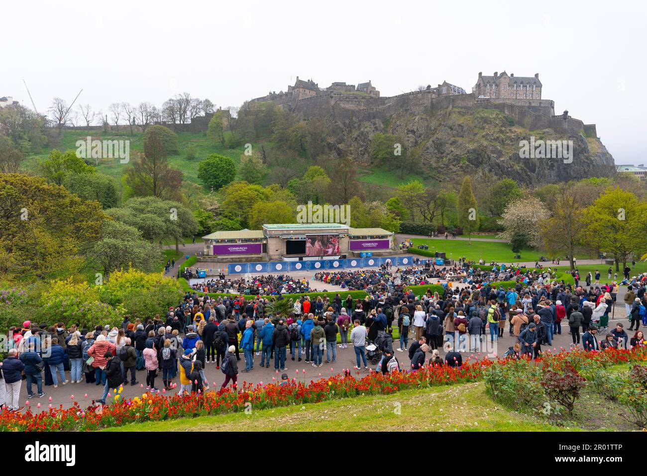 Edimburgo, Scozia, Regno Unito. 6 maggio 2023. Scene da Edimburgo nei West Princes Street Gardens il giorno dell'incoronazione di Re Carlo III come membri della vigilanza pubblica incoronazione sulla grande TV. Iain Masterton/Alamy Live News Foto Stock
