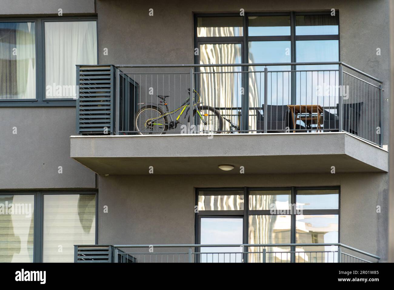 Deposito biciclette sulla terrazza di un edificio di appartamenti. Foto Stock