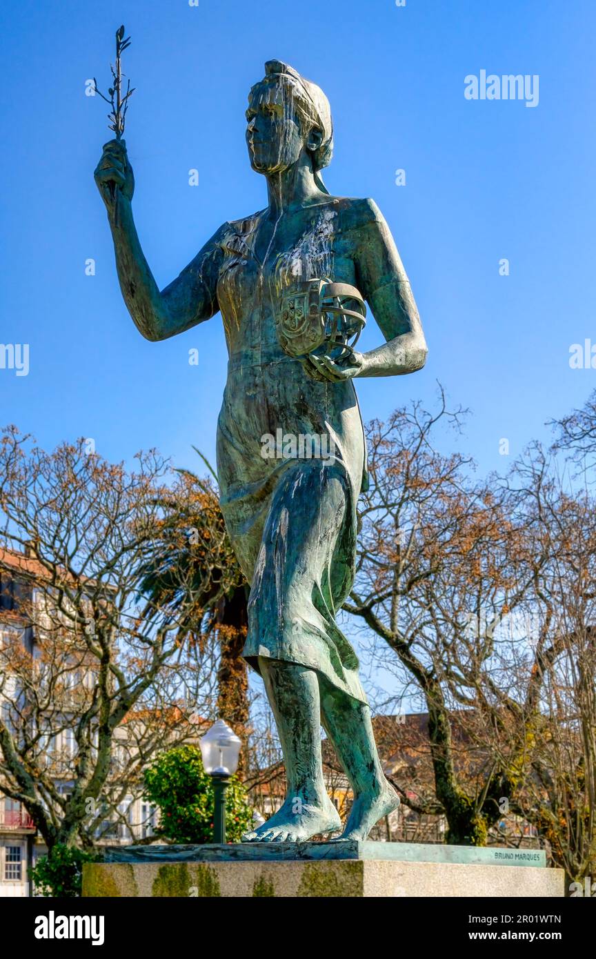 Una scultura di somiglianza femminile rappresenta la Repubblica del Portogallo. Si trova nella piazza della Repubblica portoghese. Foto Stock