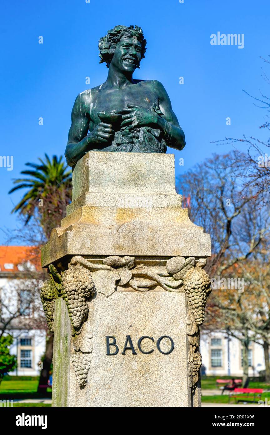 Scultura di Baco nella Piazza della Repubblica Portoghese. Giornata del cielo blu nel famoso luogo e attrazione turistica. Foto Stock