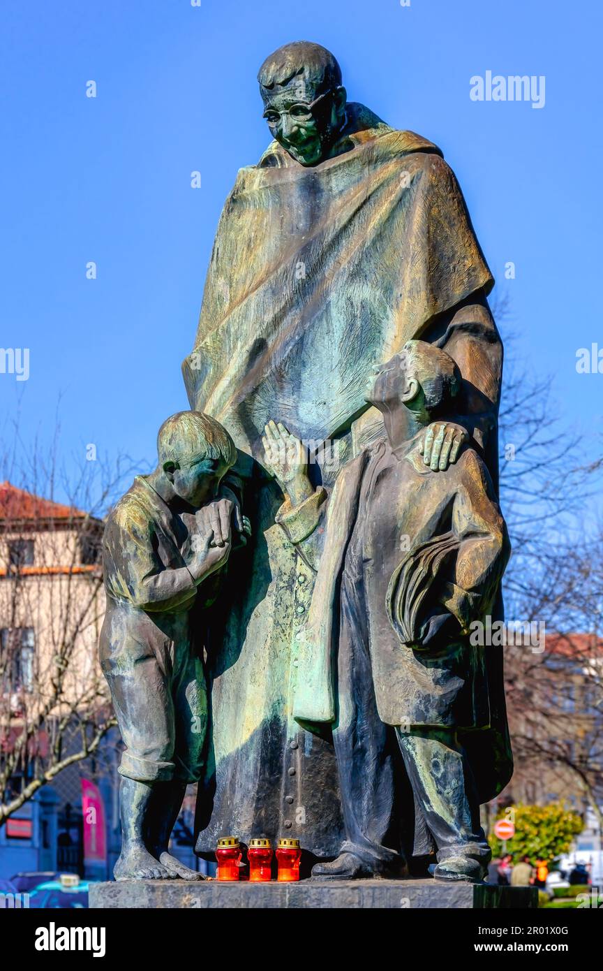 Scultura di Padre Americo nella Piazza della Repubblica Portoghese. Foto Stock