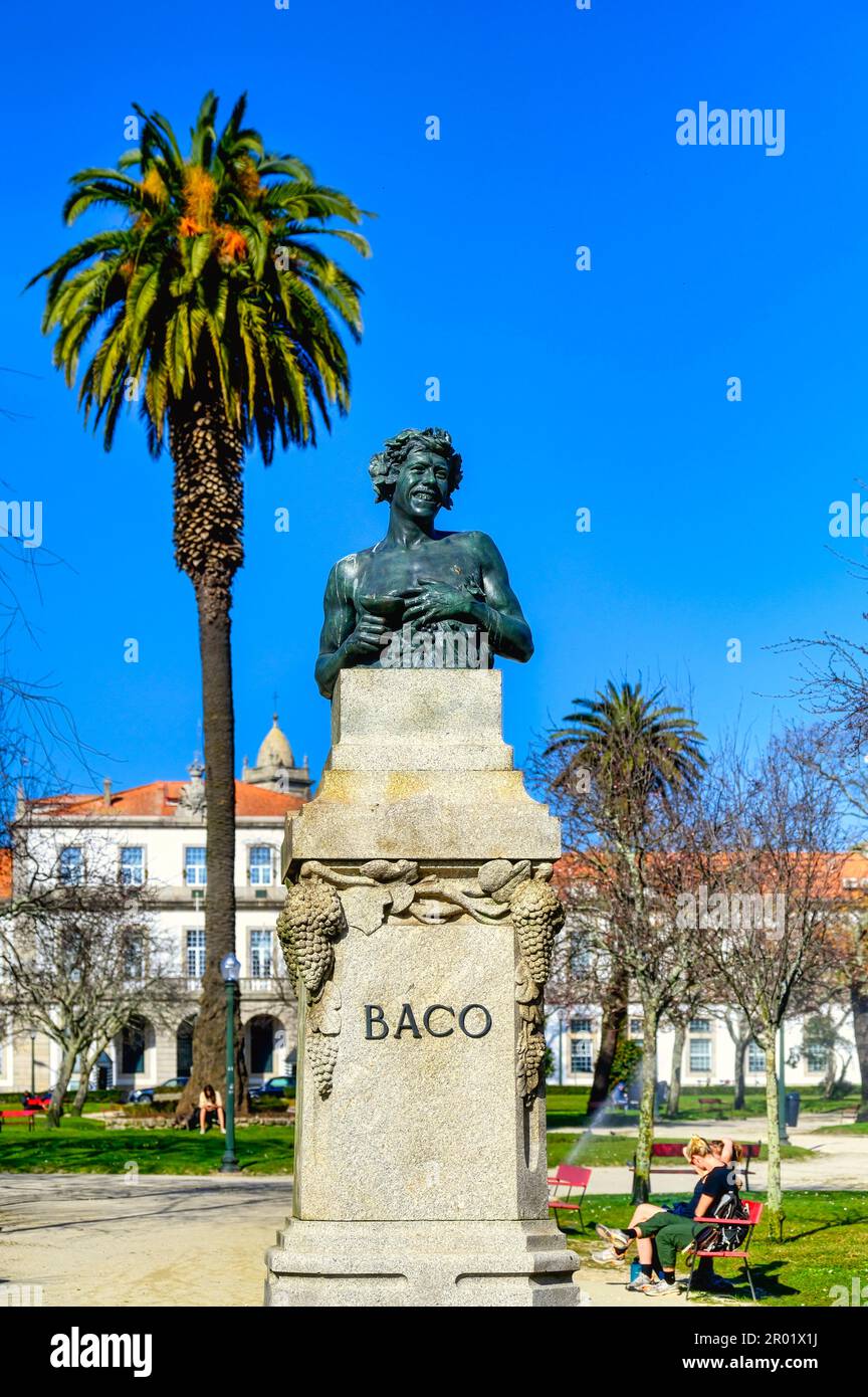 Scultura di Baco nella Piazza della Repubblica Portoghese. Giornata del cielo blu nel famoso luogo e attrazione turistica. Foto Stock