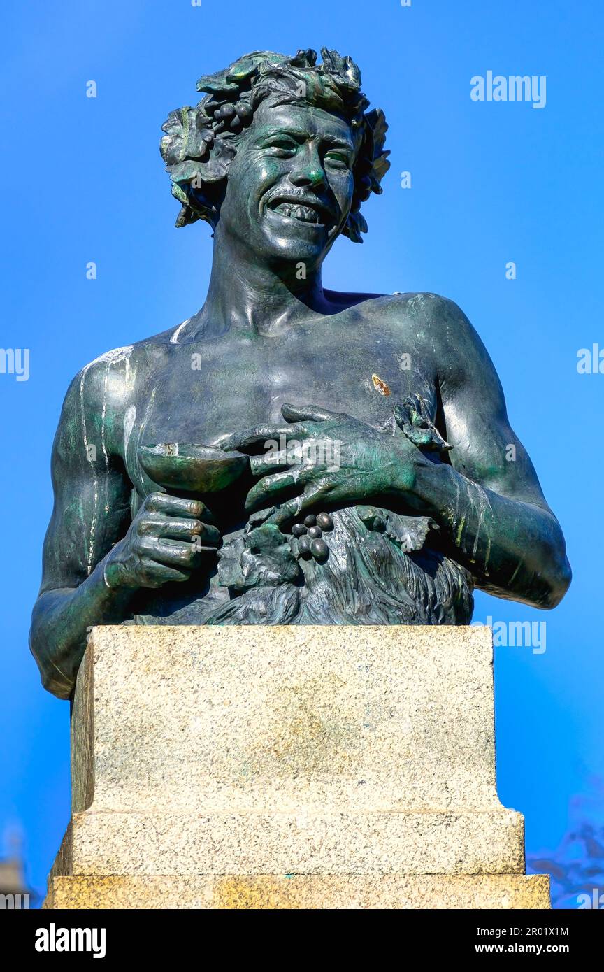 Scultura di Baco nella Piazza della Repubblica Portoghese. Giornata del cielo blu nel famoso luogo e attrazione turistica. Foto Stock