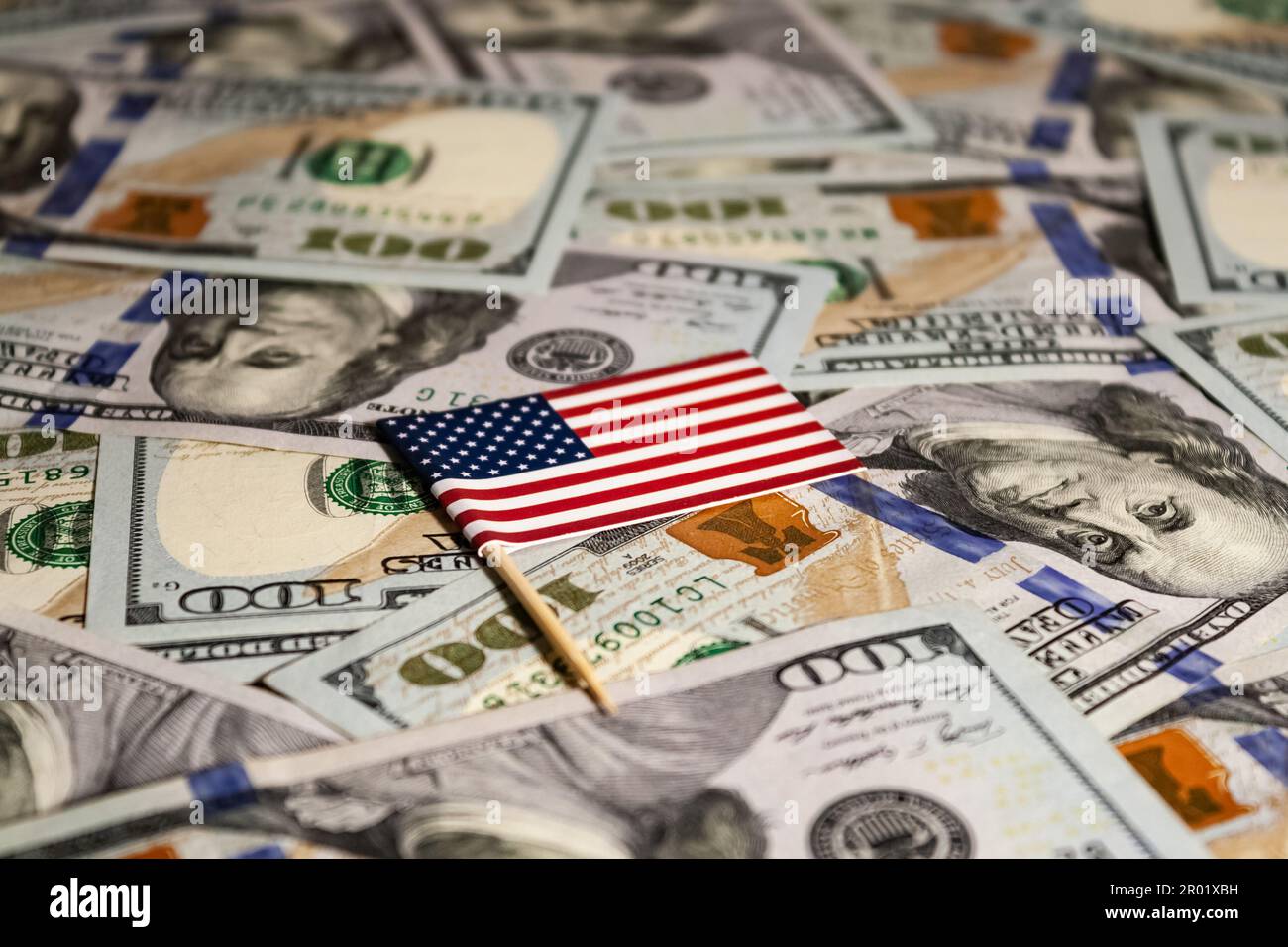 Bandiera americana su un letto di dollari Bills. Foto Stock