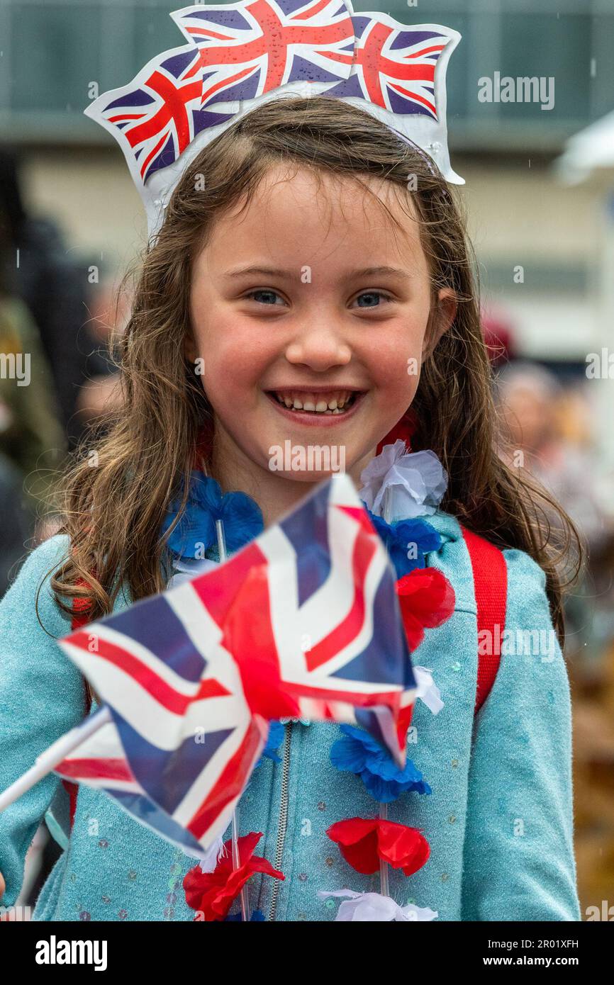 Coventry, West Midlands, Regno Unito. 6th maggio, 2023. La gente di tutto il paese è uscita per celebrare oggi l'incoronazione di re Carlo III. Matilda Beere entra nello spirito della giornata a Broadgate, nel centro di Coventry. Credit: AG News/Alamy Live News Foto Stock Coventry, West Midlands, Regno Unito. 6th maggio, 2023. La gente di tutto il paese è uscita per celebrare oggi l'incoronazione di re Carlo III. Matilda Beere entra nello spirito della giornata a Broadgate, nel centro di Coventry. Credit: AG News/Alamy Live News Foto Stock