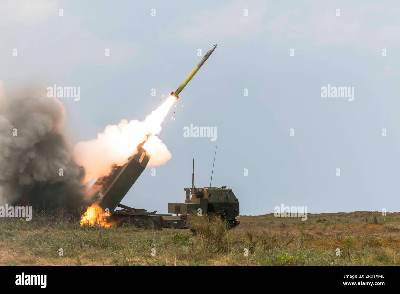 San Antonio, Filippine. 26 aprile 2023. NEGLI STATI UNITI Army High Mobility Artillery Rocket System noto come un HIMARS spara razzi durante un evento di fuoco dal vivo a Balikatan 23 formazione congiunta con i Marines Filippine alla Naval Education, Training and Dottrine Command, 26 aprile 2023 a San Antonio, Zambales, Filippine. Credit: SGT. Samuel Fletcher/US Marines Photo/Alamy Live News Foto Stock