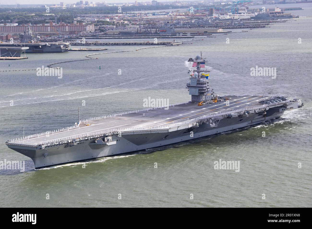 Norfolk, Stati Uniti. 02 maggio, 2023. STATI UNITI I marinai della Marina impersonano le rotaie come il superportatore di classe Ford USS Gerald R. Ford parte su spiegamento programmato dalla base navale di Norfolk, 2 maggio 2023 a Norfolk, Virginia. Credit: MC2 Jackson Adkins/US Navy Photo/Alamy Live News Foto Stock