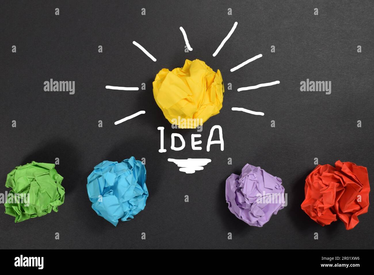 Concetto carta sgualcita lampadina metafora per la buona idea Foto Stock