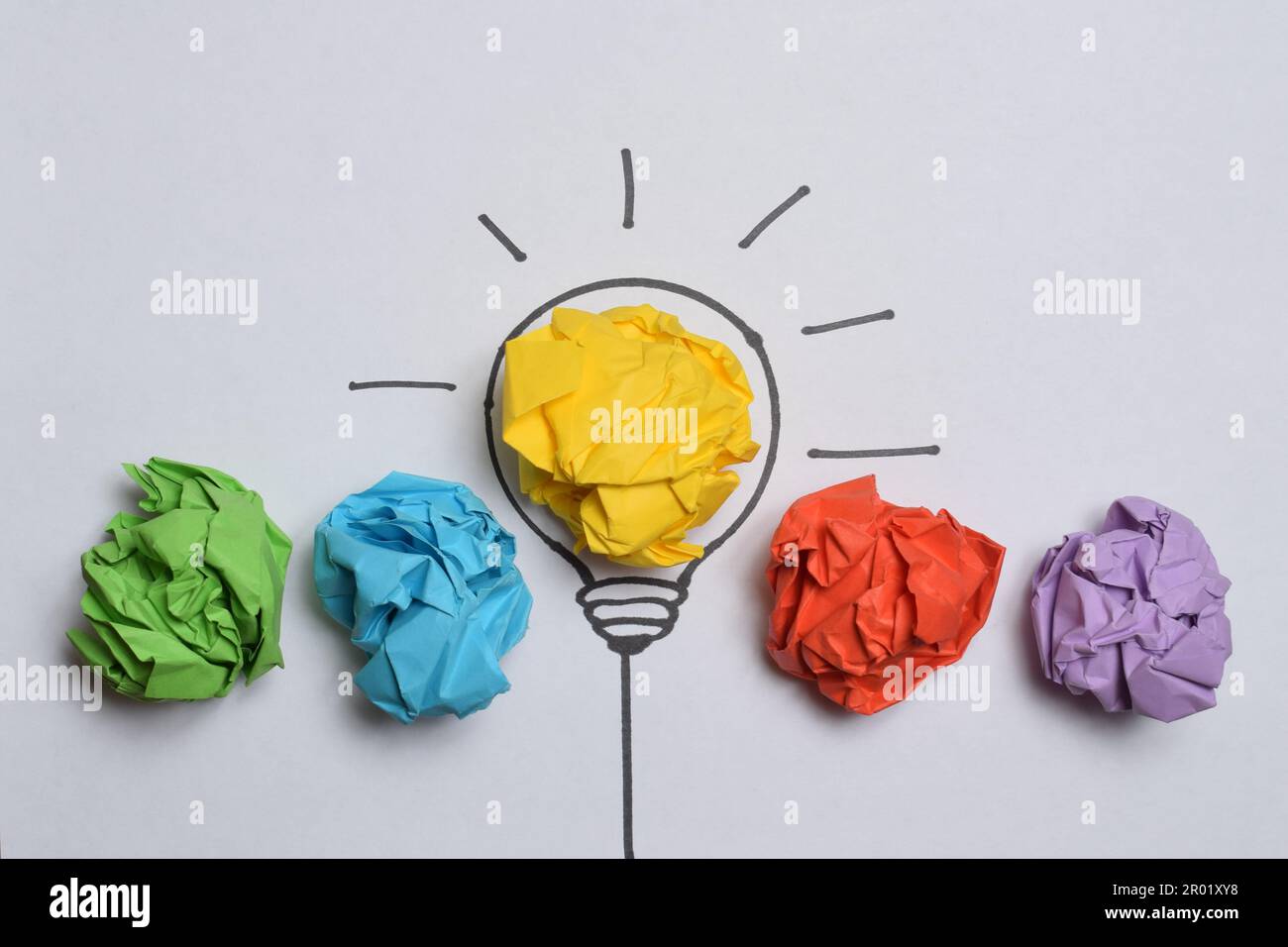 Concetto carta sgualcita lampadina metafora per la buona idea Foto Stock