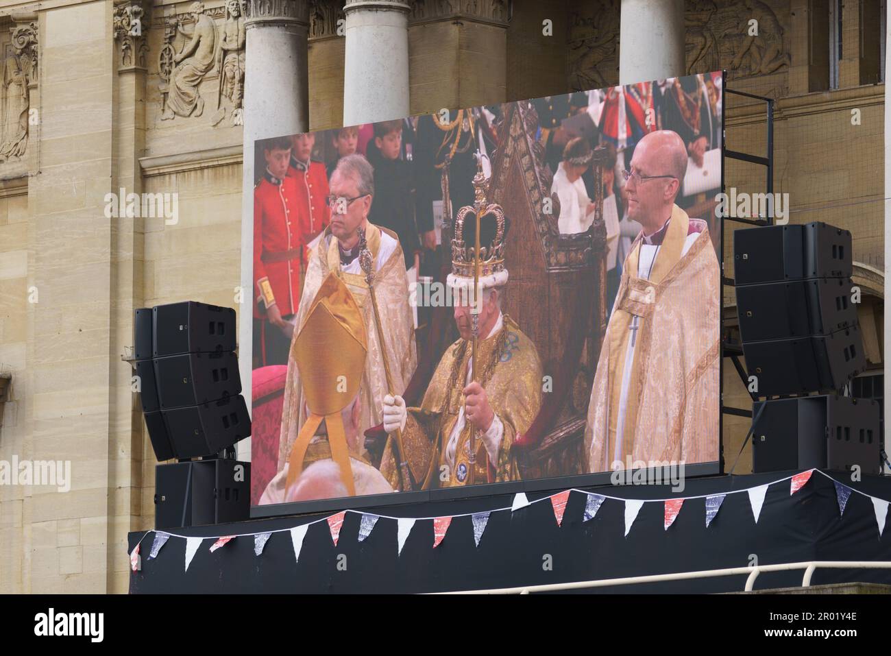 Hull, East Riding dello Yorkshire. 6 maggio 2023. Hull City Centre ha celebrato l'incoronazione di re Carlo in stile oggi, la città è stata un lavaggio di rosso, bianco e blu. Gli eventi si sono svolti in Queen Victoria Square, King Edward St e Beverley Gate, con l'incoronazione mostrata su grandi schermi intorno al centro della città. NELLA FOTO: BridgetCatterall/AlamyLiveNews Foto Stock