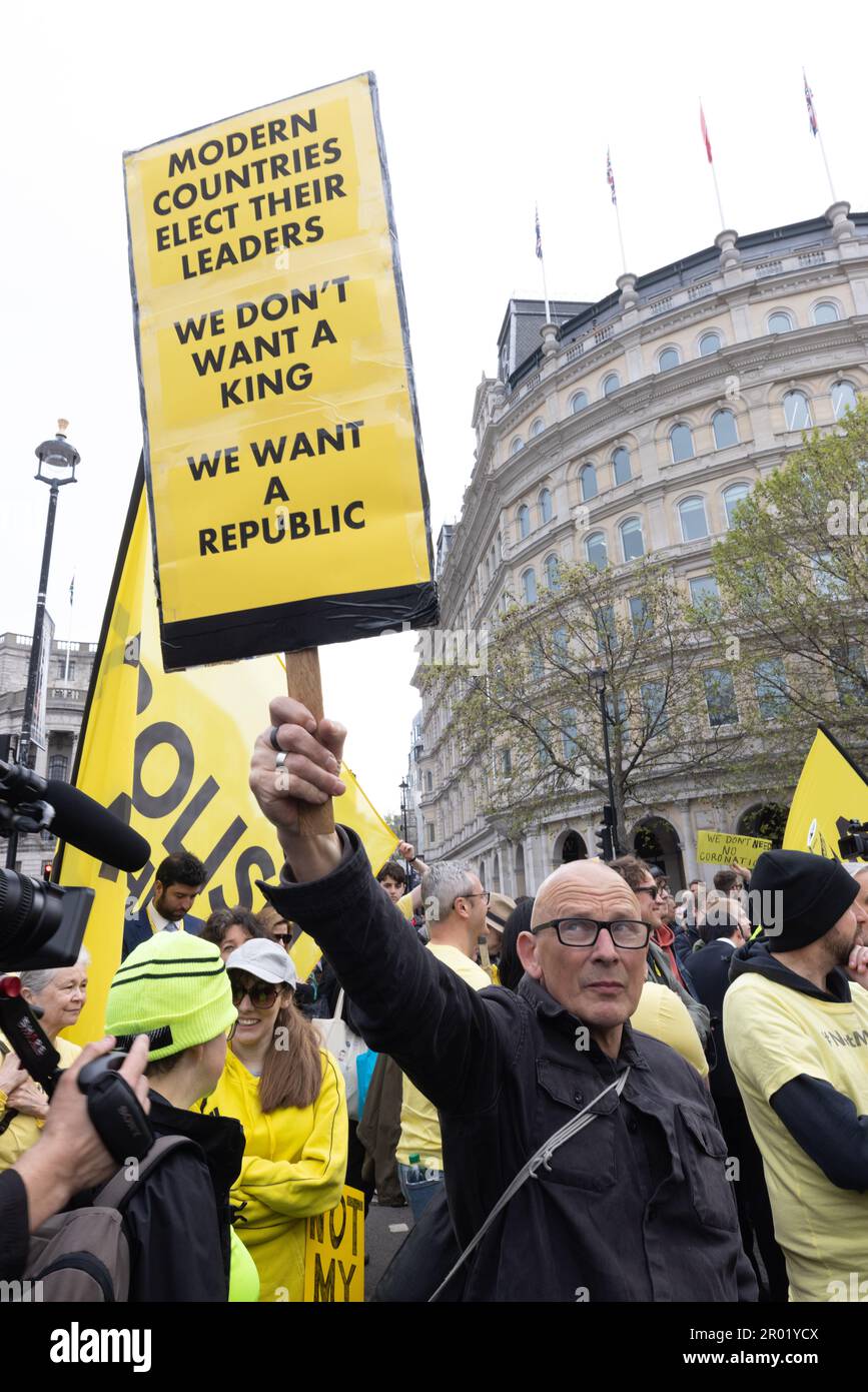 Trafalgar Square, Londra, Regno Unito. 06th maggio, 2023. Gli anti-monarchici protestano per l'incoronazione di re Carlo III Credit: Andy Sillett/Alamy Live News Foto Stock