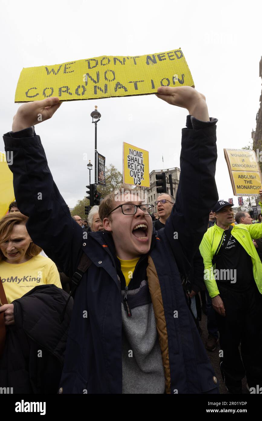 Trafalgar Square, Londra, Regno Unito. 06th maggio, 2023. Gli anti-monarchici protestano per l'incoronazione di re Carlo III Credit: Andy Sillett/Alamy Live News Foto Stock