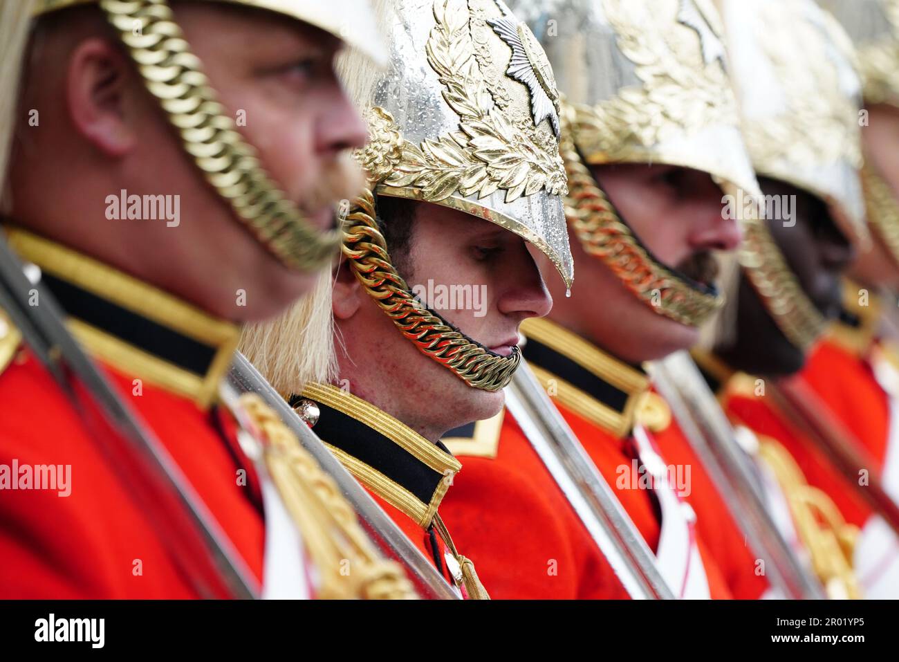 Membri dell'esercito in Piazza del Parlamento, in vista della cerimonia di incoronazione del re Carlo III e della regina Camilla all'Abbazia di Westminster, Londra. Data immagine: Sabato 6 maggio 2023. Foto Stock
