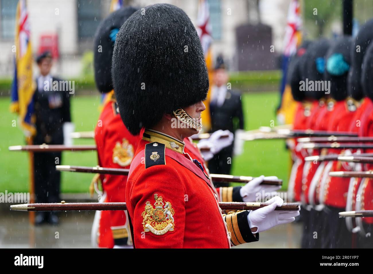 Membri dell'esercito in Piazza del Parlamento, in vista della cerimonia di incoronazione del re Carlo III e della regina Camilla all'Abbazia di Westminster, Londra. Data immagine: Sabato 6 maggio 2023. Foto Stock